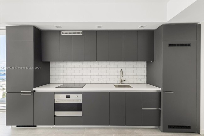227 NE 2nd St, Unit #1909 in Miami, FL - Building Photo - Building Photo