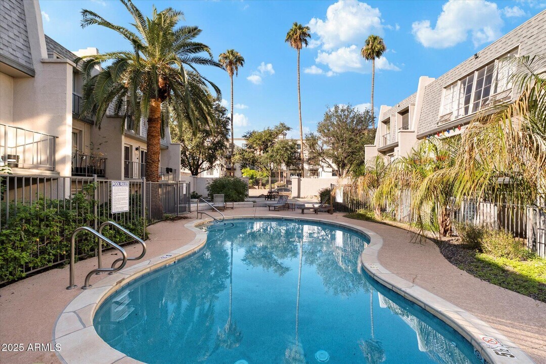 1018 E Osborn Rd in Phoenix, AZ - Building Photo