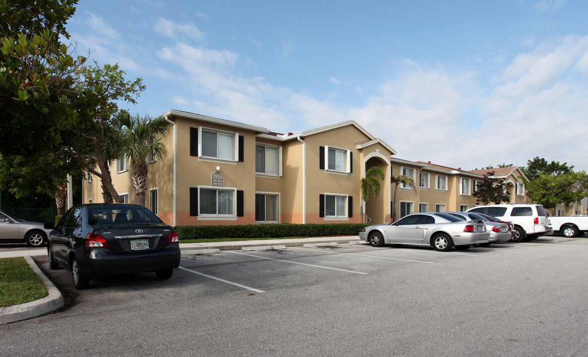 Brenton at Abbey Park in West Palm Beach, FL - Building Photo