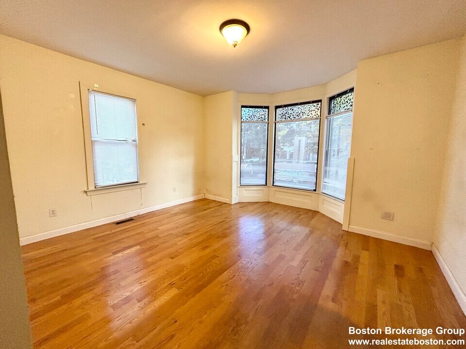 1568 Tremont St, Unit 1 in Boston, MA - Foto de edificio