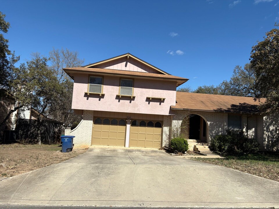 8703 Star Creek Dr in San Antonio, TX - Building Photo