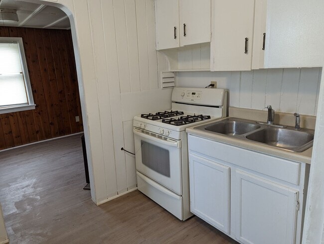 property at 5 E Kansas City St