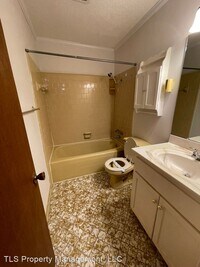 402 Colonial Dr photo'