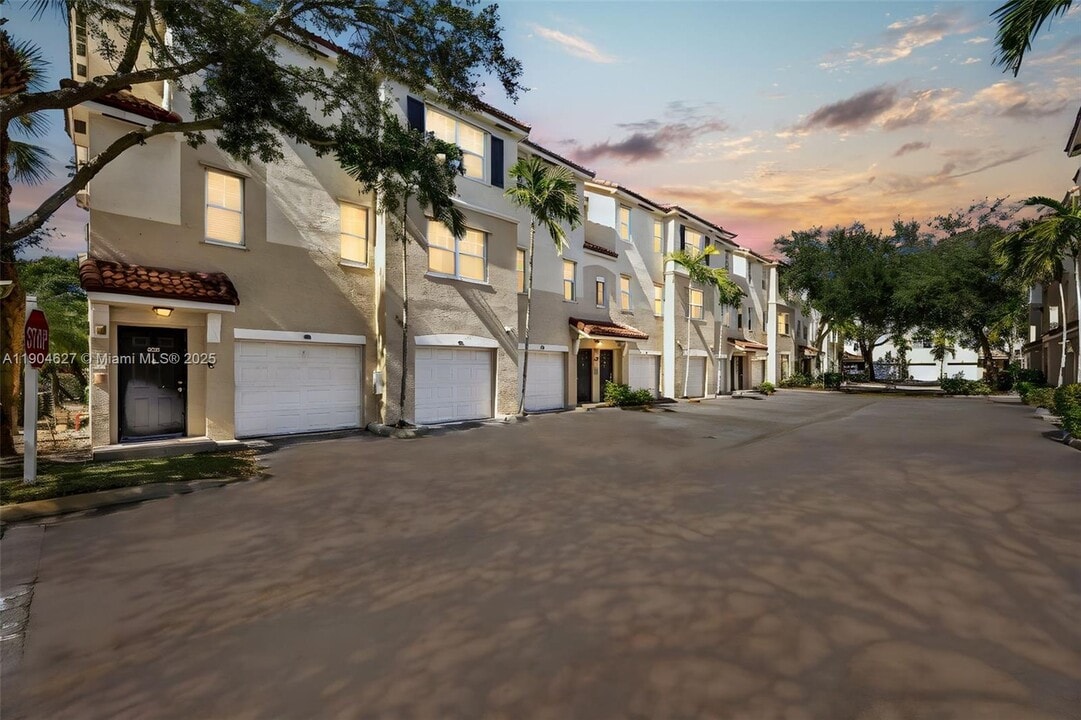 5840 W Sample Rd in Coral Springs, FL - Building Photo