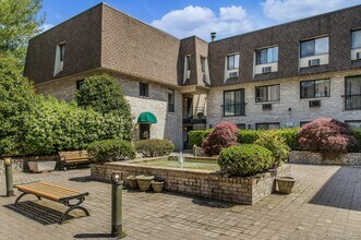 24 Carhart Ave in White Plains, NY - Building Photo - Building Photo