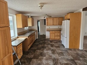 208 Aquarius Way in La Grande, OR - Building Photo - Building Photo