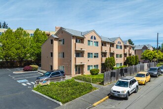 Salmon Creek in Seattle, WA - Foto de edificio - Building Photo