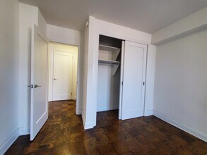 240 E 82nd St in New York, NY - Foto de edificio - Building Photo