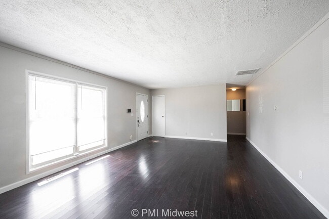 3926 Malibu Dr in Indianapolis, IN - Foto de edificio - Building Photo