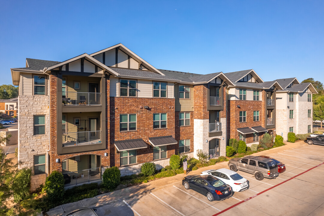 Century Lake Highlands in Dallas, TX - Building Photo