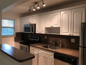 5839 SW 74th Terrace in South Miami, FL - Building Photo - Building Photo