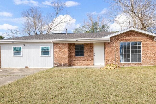 600 W Mimosa St in Angleton, TX - Building Photo - Building Photo