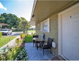 581 Kathy Ln in Margate, FL - Building Photo