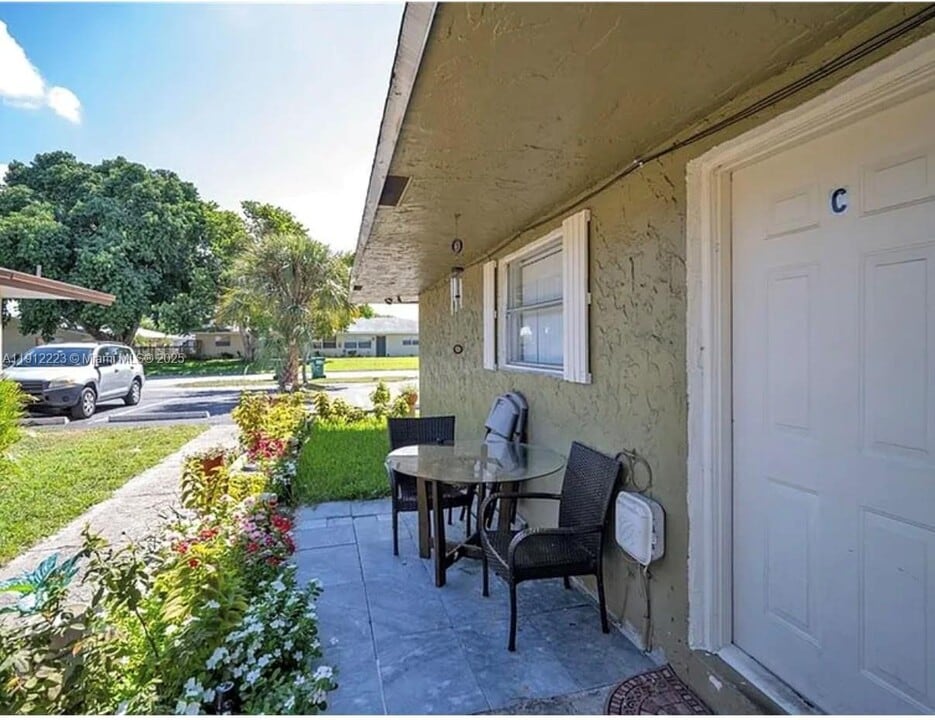 581 Kathy Ln in Margate, FL - Building Photo