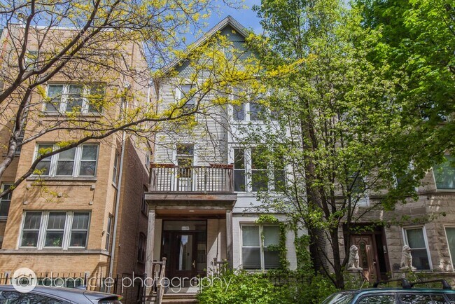 property at 828 W Buckingham Pl