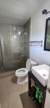 1511 NE 160th St in North Miami Beach, FL - Foto de edificio - Building Photo