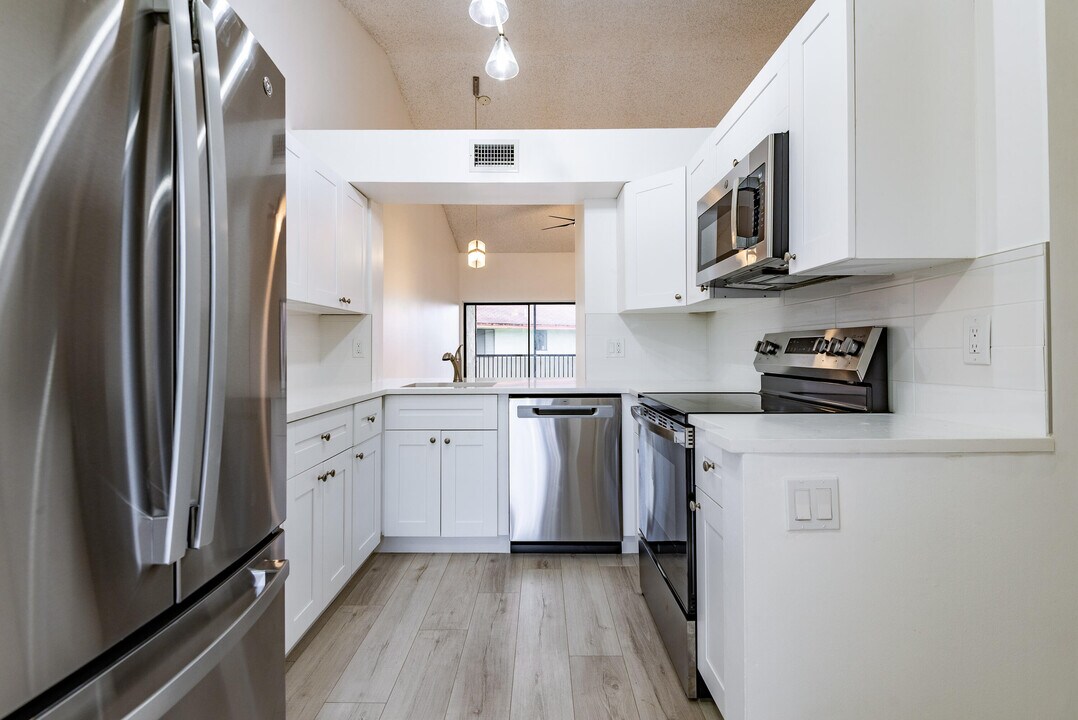 5590 Courtyard Dr in Margate, FL - Building Photo