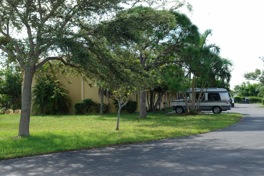 Hemingway Condominium Association in Fort Pierce, FL - Building Photo