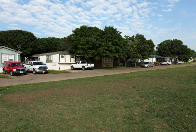 Pine Meadows Estates in Waxahachie, TX - Building Photo - Building Photo