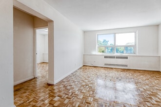 2355 Lake Shore Blvd W in Toronto, ON - Building Photo - Interior Photo