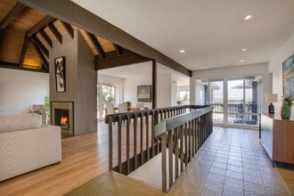 8143 La Jolla Scenic Dr N in San Diego, CA - Building Photo - Building Photo