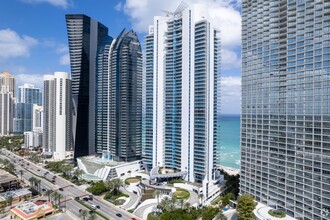 Jade Beach Residences in Sunny Isles Beach, FL - Building Photo - Building Photo