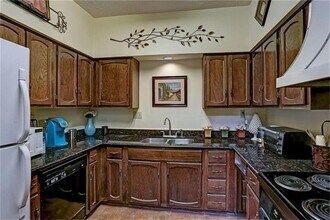 2732 W Holcombe Blvd in Houston, TX - Building Photo - Building Photo