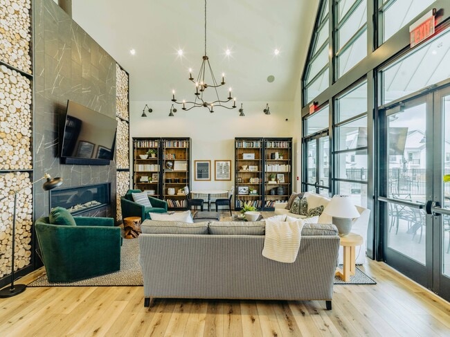 Hackney House Apartments in Oconomowoc, WI - Foto de edificio - Building Photo