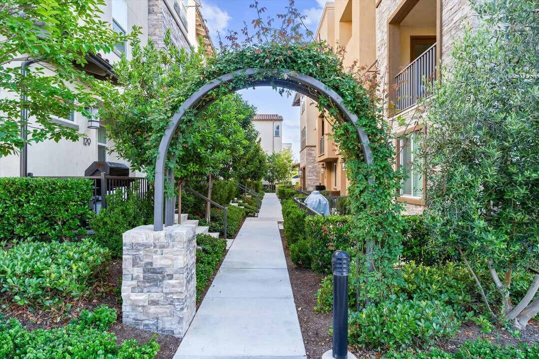 133 Hideaway Loop in Mission Viejo, CA - Building Photo