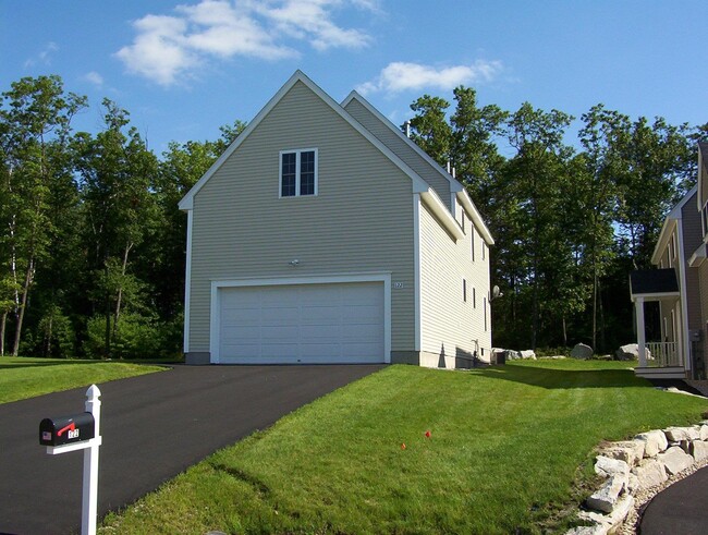 122 Barbara Ln in Hudson, NH - Building Photo - Building Photo