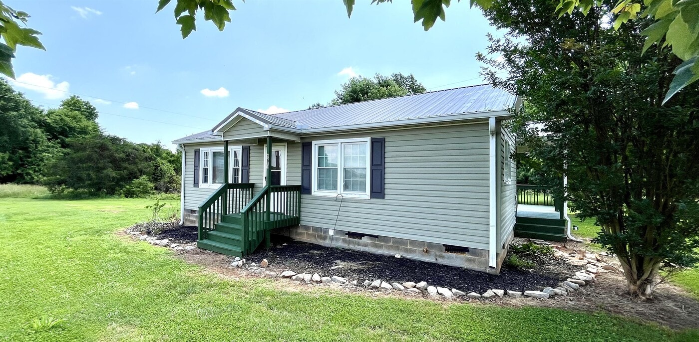 393 Snow Creek Rd in Seneca, SC - Building Photo