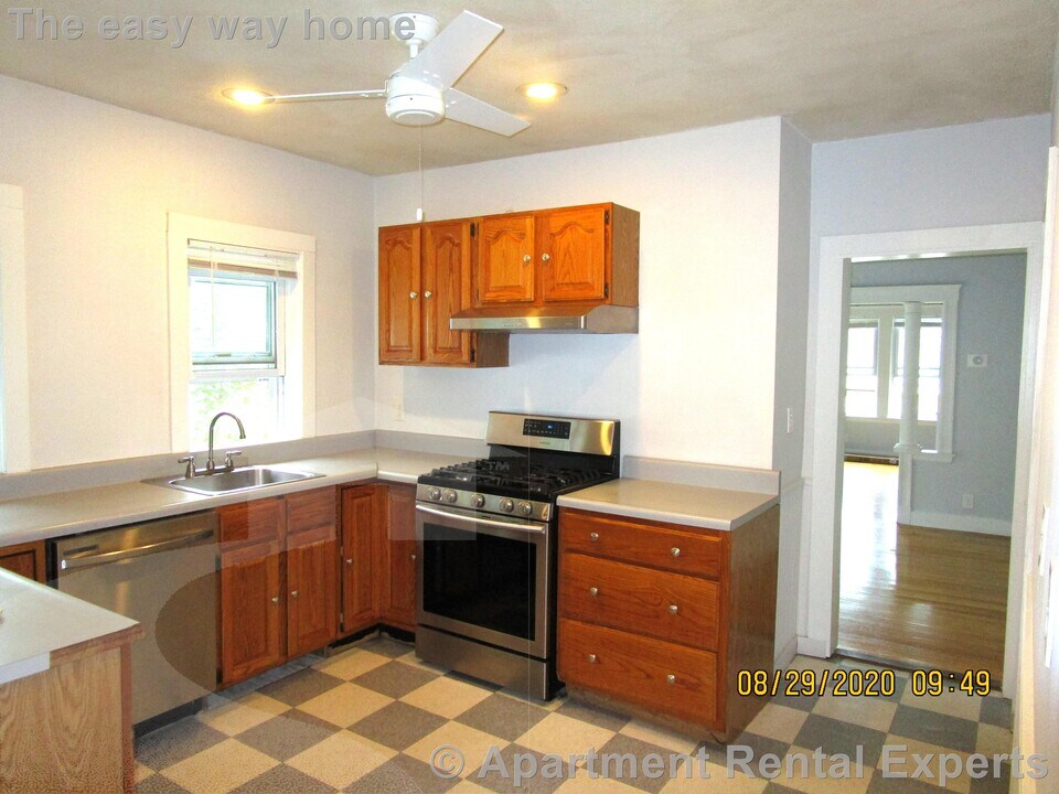17 Hinsdale St, Unit 2 in Medford, MA - Building Photo