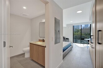 121 NE 5th St, Unit 401B in Miami, FL - Building Photo - Building Photo