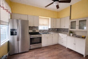 138 Stuyvesant Ave. in Newark, NJ - Building Photo