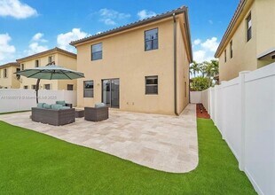 3506 W 86th Terrace in Hialeah, FL - Foto de edificio - Building Photo