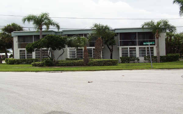 Bay Esplanade Apartments in Clearwater Beach, FL - Building Photo