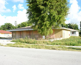 1301 NE 111th St in Miami, FL - Building Photo - Building Photo