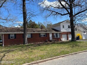 217 Elmwood Rd in Ocean Township, NJ - Foto de edificio - Building Photo