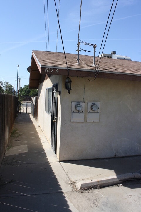 612 Norris Rd in Bakersfield, CA - Foto de edificio