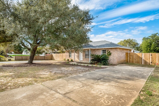 1705 Oak Dr in Gulf Breeze, FL - Building Photo - Building Photo