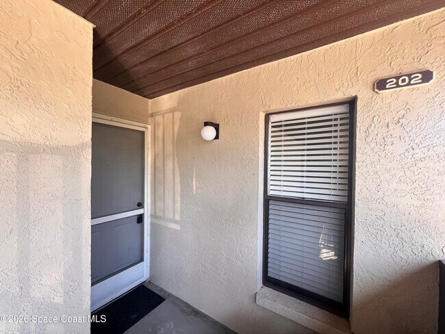 1011 Clearmont St NE in Palm Bay, FL - Foto de edificio - Building Photo