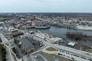 East Bank Apartments in Aurora, IL - Building Photo