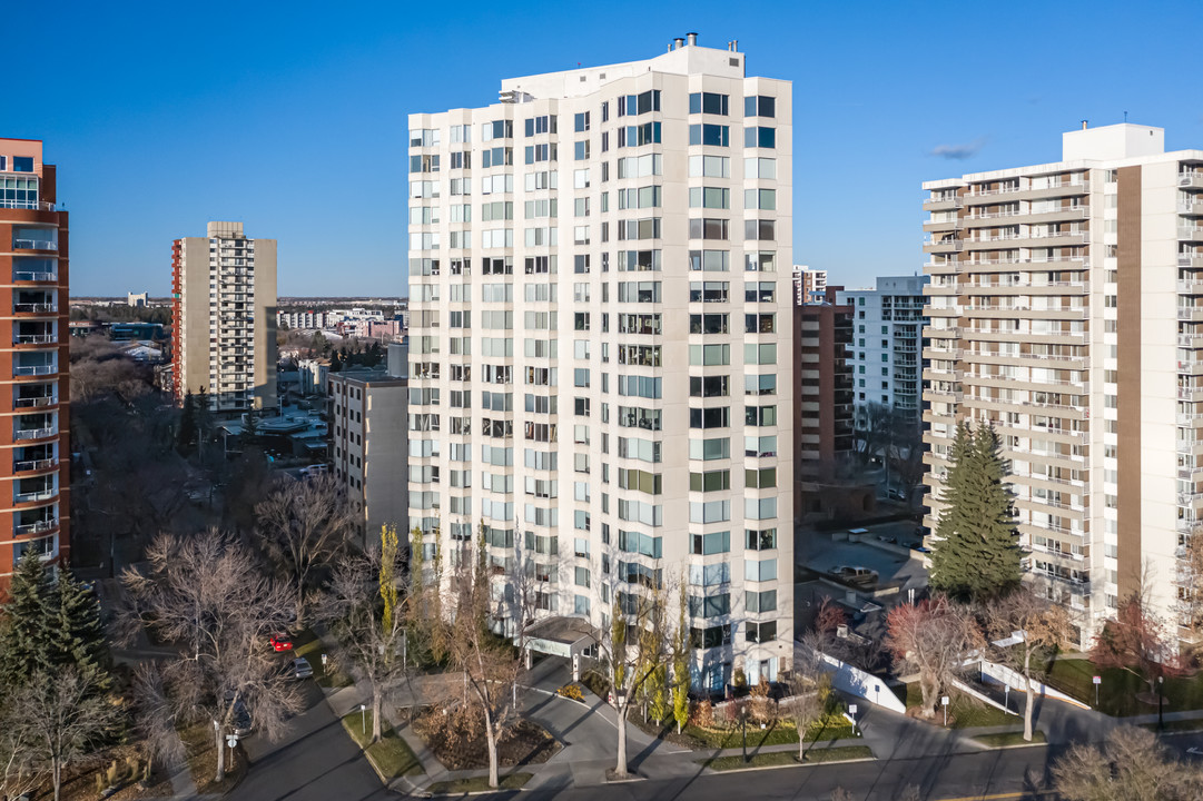 11826 100th Ave NW in Edmonton, AB - Building Photo