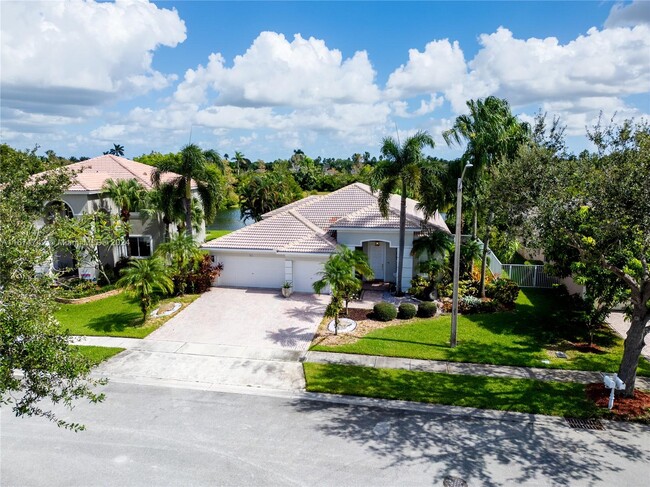 903 NW 167th Ave in Pembroke Pines, FL - Foto de edificio - Building Photo