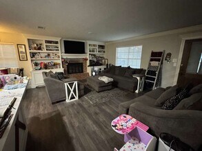 20953 Trinity Way in New Caney, TX - Foto de edificio - Building Photo