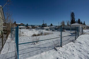 4504 Bowness Rd NW in Calgary, AB - Building Photo