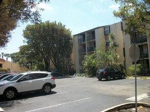 14301 N Kendall Dr in Miami, FL - Building Photo - Building Photo