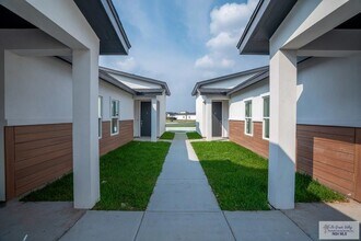 3508 Hidalgo Cir, Unit J103 in Brownsville, TX - Building Photo - Building Photo
