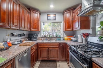 2703 Gates Ave in Redondo Beach, CA - Building Photo - Building Photo