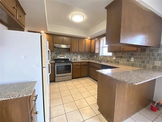 521 W 8th St